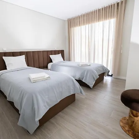 בקתה Meirinha House *